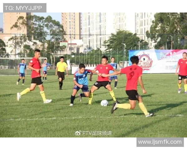 与足球明星亲密合影的瞬间记录我的足球梦想与热情